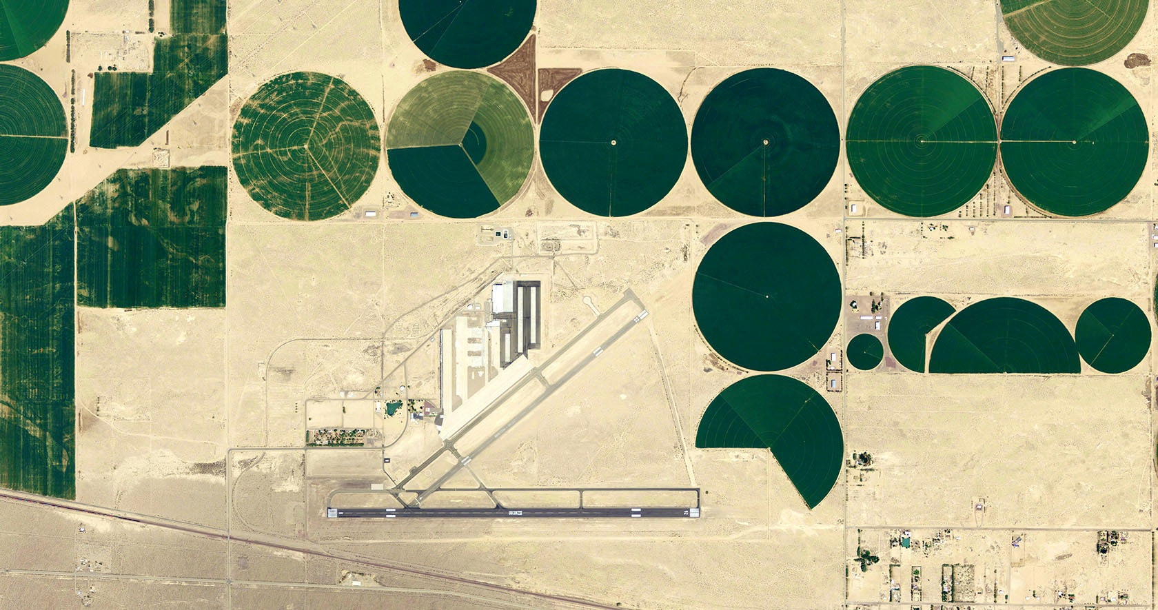 Barstow_Daggett_Airport_California_1680x885